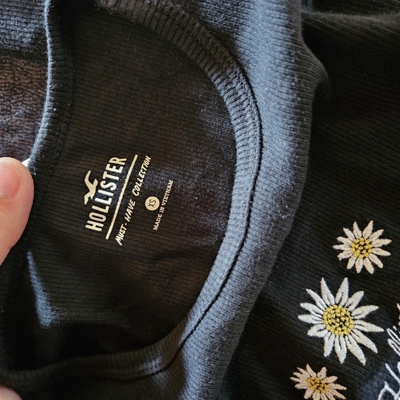 Hollister Crop Top - Picture 2 of 3